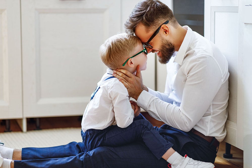 Vater und Sohn freuen sich