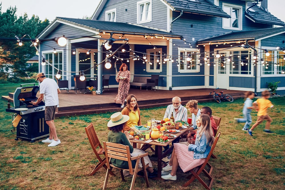 Party im Garten mit ganzer Familie