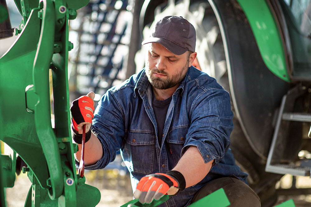 Arbeitender Mann mit Schraubenschlüssel
