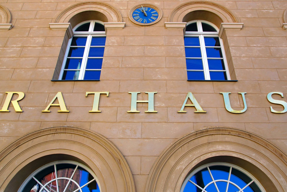 Rathausfront mit Wärme für öffentliche Gebäude