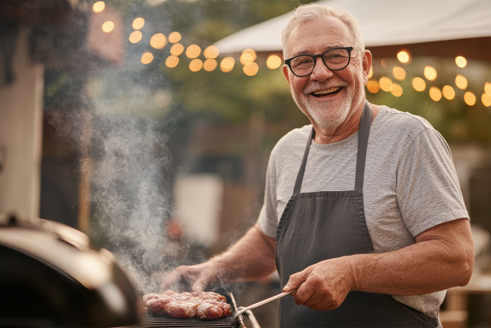 Mann grillt