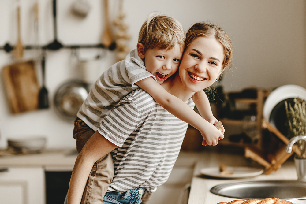 Mädchen trägt Bruder auf dem Rücken