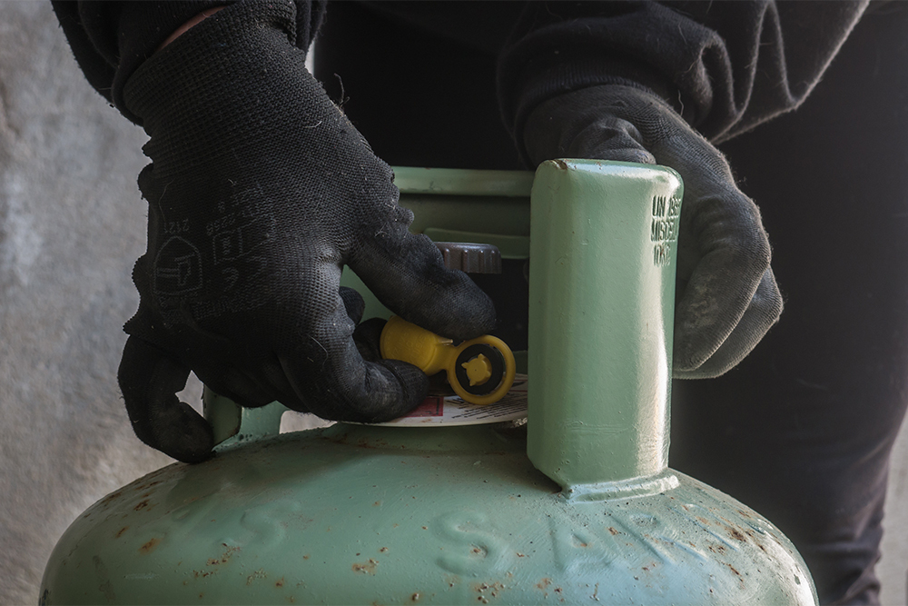 Gasflasche wird angeschlossen