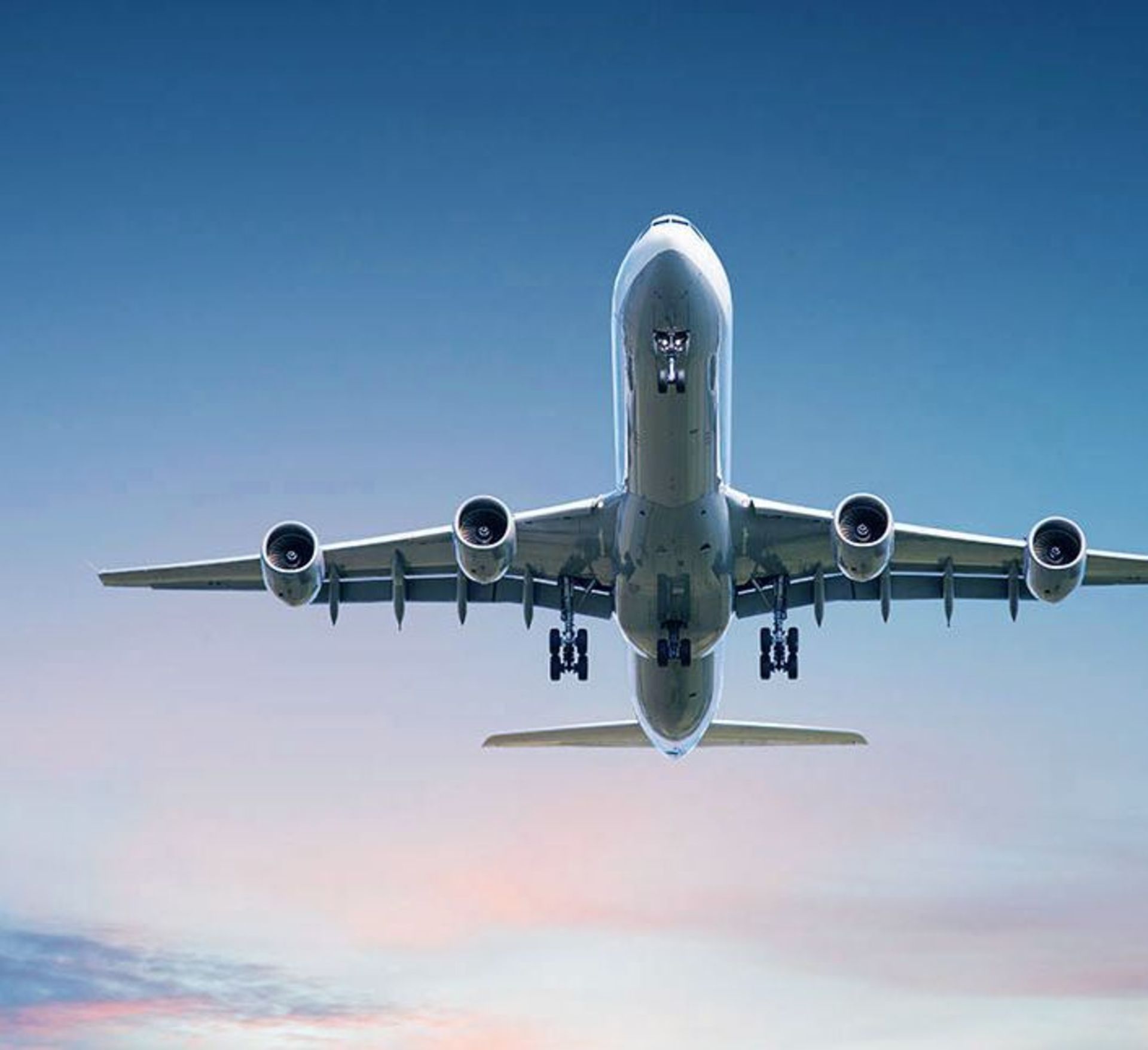 Flugzeug hebt ab in den Himmel_flugbenzin_jet_saf_jet-a-1